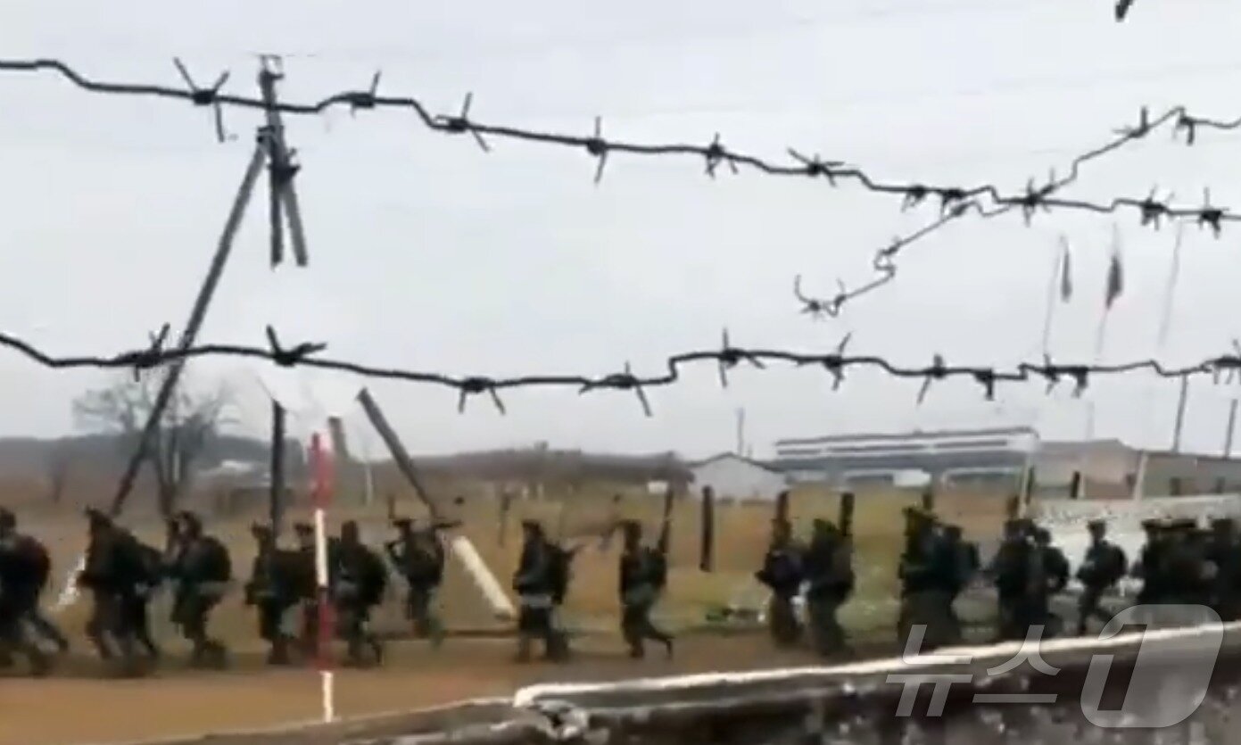 본문 이미지 - 18일&#40;현지시간&#41; 공개된 러시아 훈련장에 도착하고 있는 북한군으로 추정되는 군 병력. 사진은 러시아 매체 시레나의 X&#40;옛 트위터&#41; 계정 영상 갈무리. 2024.10.18 ⓒ News1 김지완 기자