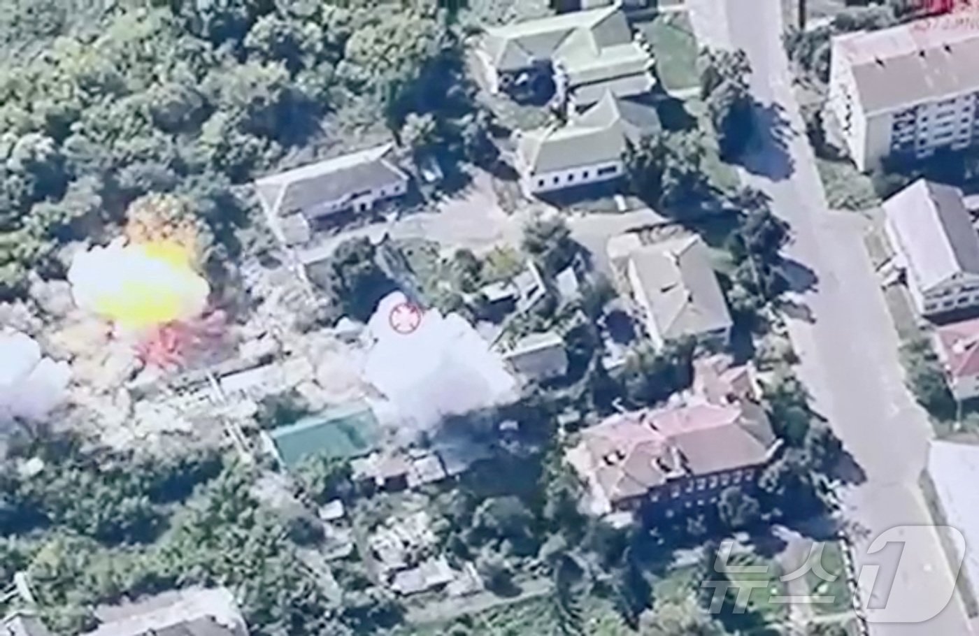 본문 이미지 - 지난 8월 21일(현지시간) 러시아 쿠르스크주의 글루시코보에서 우크라이나의 공격을 받아 폭발이 일어나는 장면. 사진은 우크라이나 공군이 제공한 영상 갈무리. 2024.08.21 ⓒ 로이터=뉴스1 ⓒ News1 김지완 기자