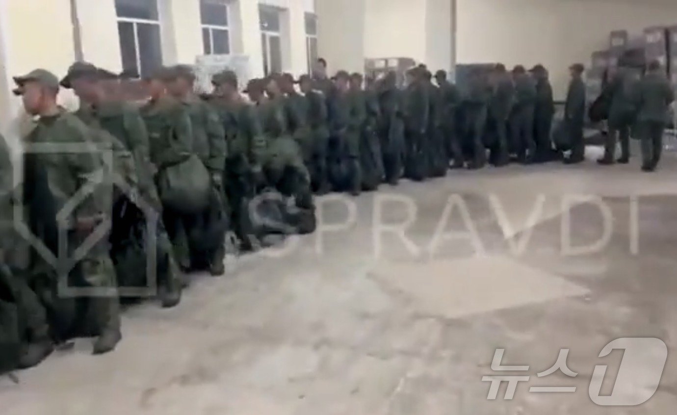 본문 이미지 - 러시아 동부의 한 군사 훈련 시설에서 북한군으로 추정되는 병사들이 줄지어 서 있는 모습. 사진은 러시아 매체 아스트라의 텔레그램 계정에 올라온 영상 갈무리. ⓒ News1 김지완 기자