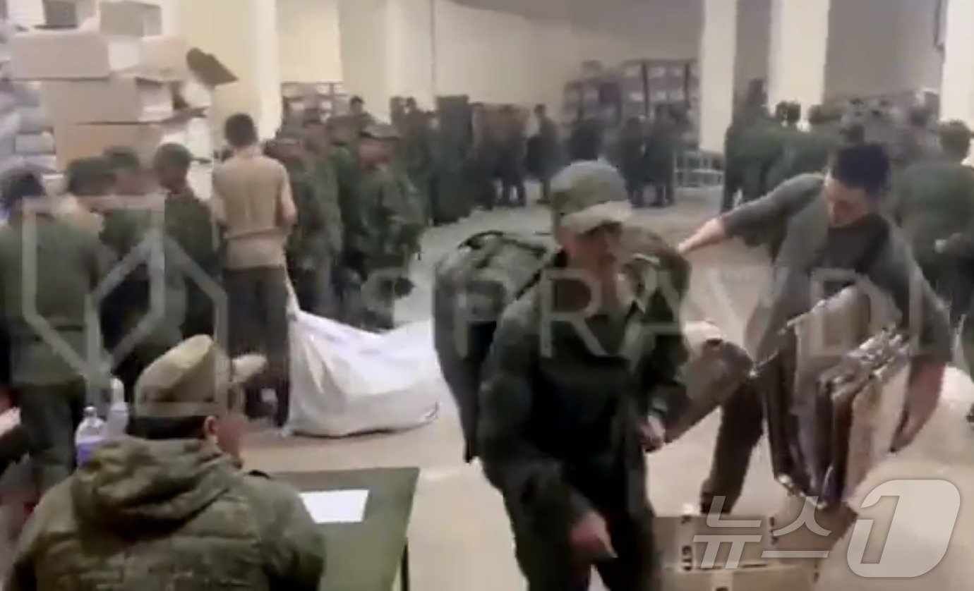 본문 이미지 - 지난달 18일&#40;현지시간&#41; 러시아 동부의 한 군사 훈련 시설에서 북한군으로 추정되는 병사들이 물자를 받아가고 있는 모습. 사진은 러시아 매체 아스트라의 텔레그램 계정에 올라온 영상 갈무리. 2024.10.18 ⓒ News1 김지완 기자