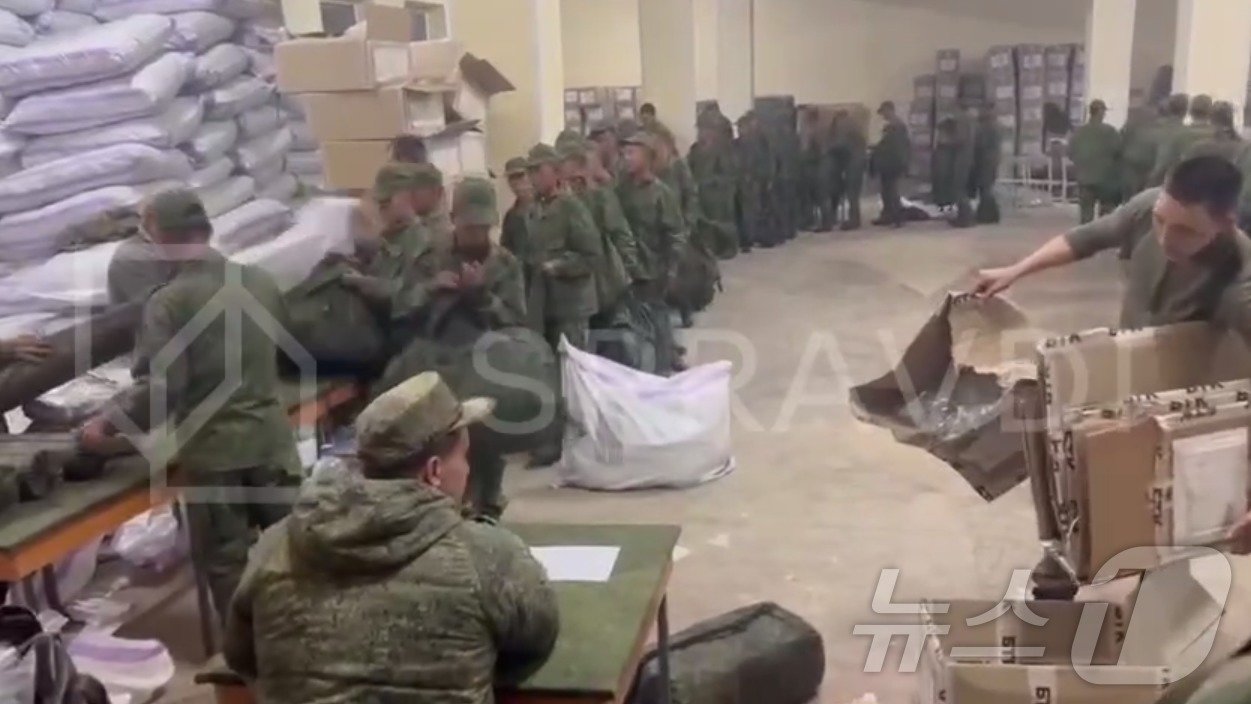 본문 이미지 - 18일&#40;현지시간&#41; 공개된 러시아 동부의 한 군사 훈련 시설에서 북한군으로 추정되는 병사들이 물자를 받아가고 있는 모습. 사진은 러시아 매체 아스트라의 텔레그램 계정에 올라온 영상 갈무리. 2024.10.18 ⓒ News1 김지완 기자
