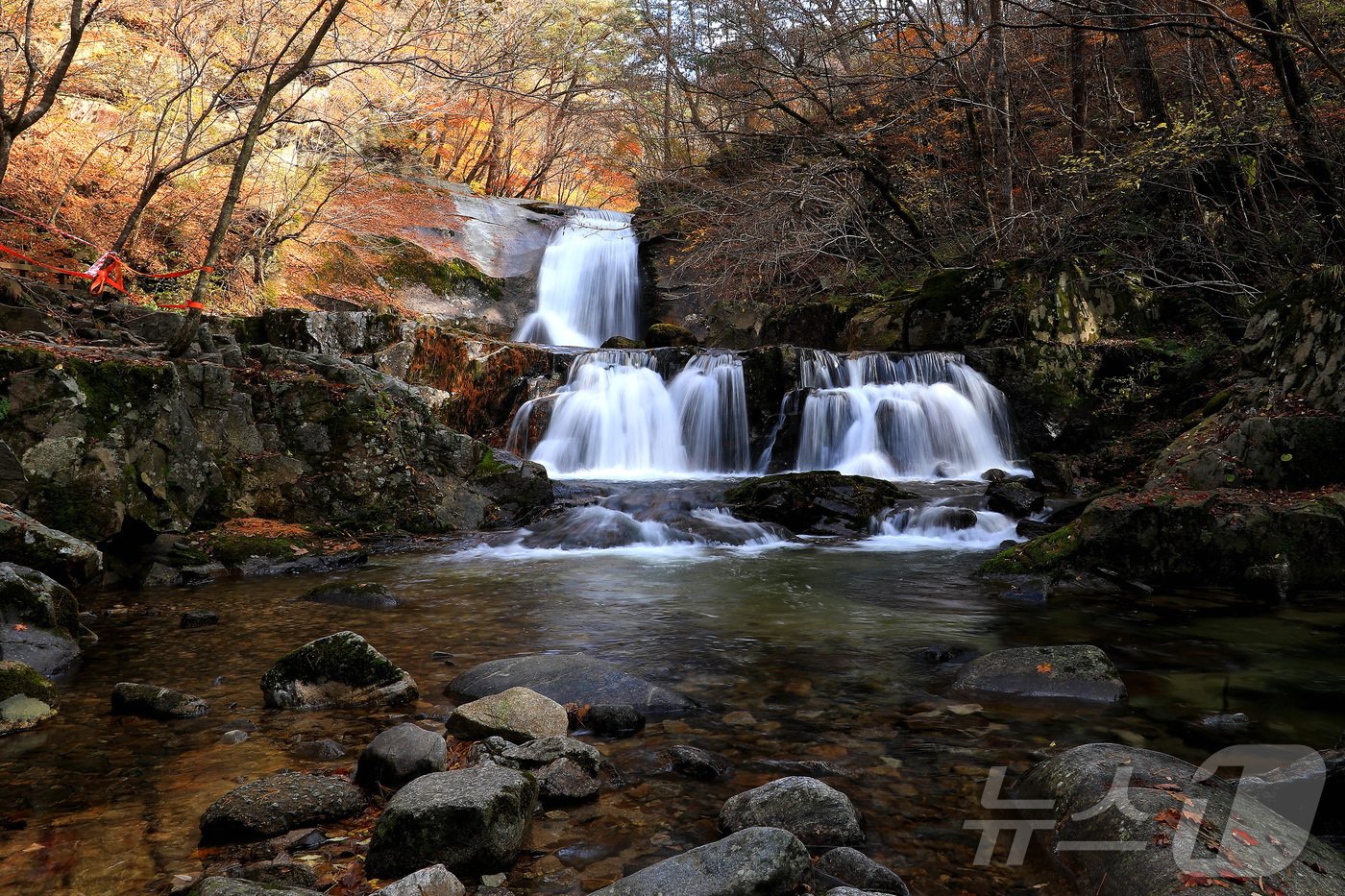 본문 이미지 - 지난 29일 오후 강원 인제군 기린면 방태산 이단폭포 일대가 울긋불긋한 단풍으로 물들면서 아름다운 가을 풍경을 연출하고 있다.(인제군 제공)2024.10.30/뉴스1 ⓒ News1 윤왕근 기자
