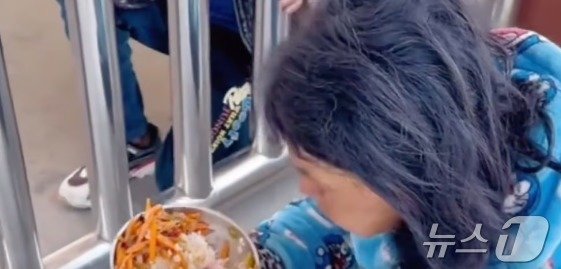 본문 이미지 - 교문 밖에서 어머니가 음식을 먹고 있는 모습 - 웨이보 갈무리