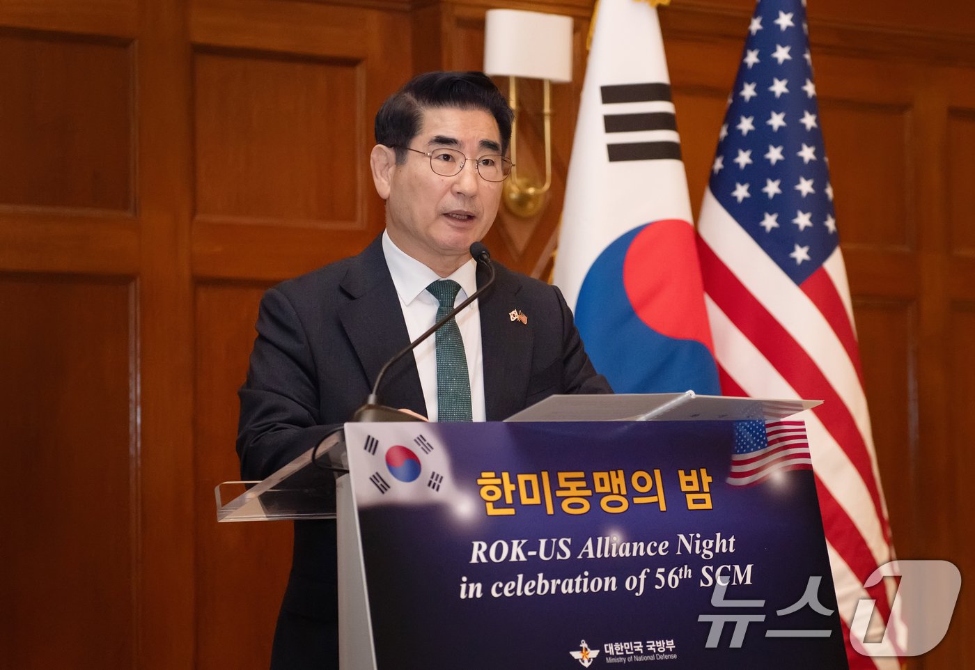 본문 이미지 - 김용현 국방부 장관이 29일(현지시각) 미국 워싱턴에서 열린 한미 동맹의 밤에서 환영사를 하고 있다. (국방부 제공) 2024.10.30/뉴스1