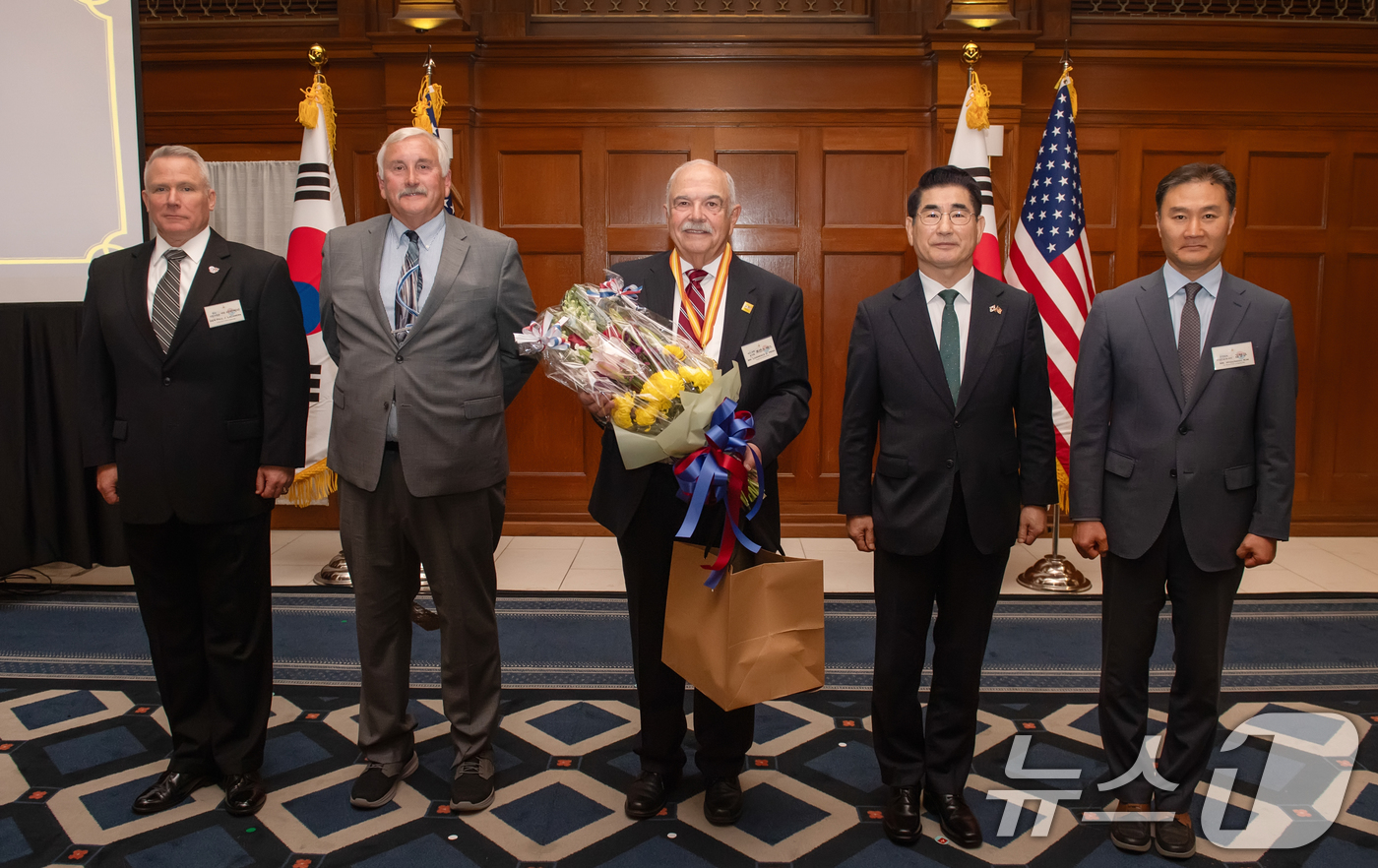 (서울=뉴스1) = 29일(현지시각) 미국 워싱턴에서 열린 제12회 백선엽 한미동맹상 시상식에서 라카메라 한미연합사령관(왼쪽부터), 수상자인 故(고) 딘 헤스 대령의 둘째아들 로널 …