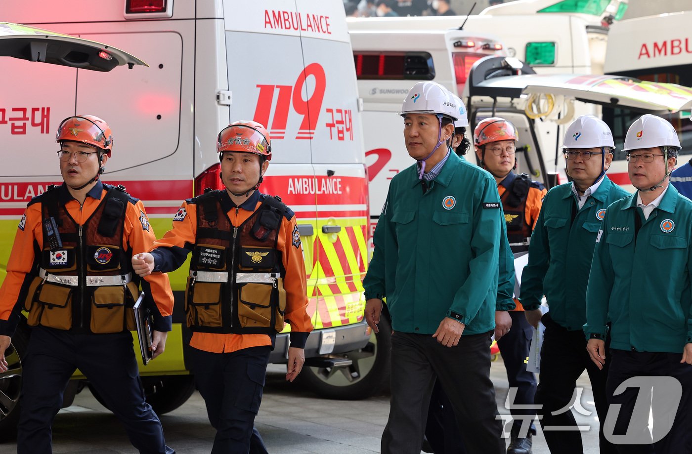 본문 이미지 - 오세훈 서울시장이 30일 서울 중구 동대문디자인플라자(DDP)에서 다중 밀집 시설의 대형 화재 발생을 가정해서 열린 2024 서울시 재난대응 안전한국훈련에서 피해 상황을 살피고 있다. 2024.10.30/뉴스1 ⓒ News1 이동해 기자