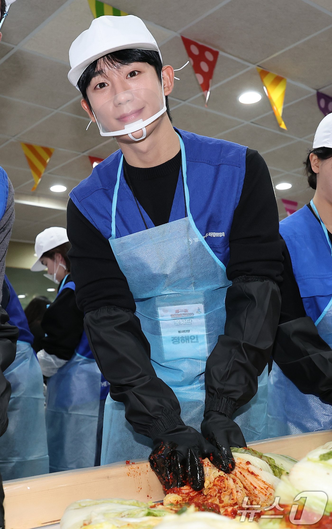 복권홍보대사 겸 봉사단장 배우 정해인이 30일 서울 동작구 상도종합사회복지관에서 기획재정부 복권위원회와 동행복권·행복공감봉사단이 함께 한 김장 나눔 봉사활동을 하고 있다. 2024.10.30/뉴스1 ⓒ News1 김성진 기자