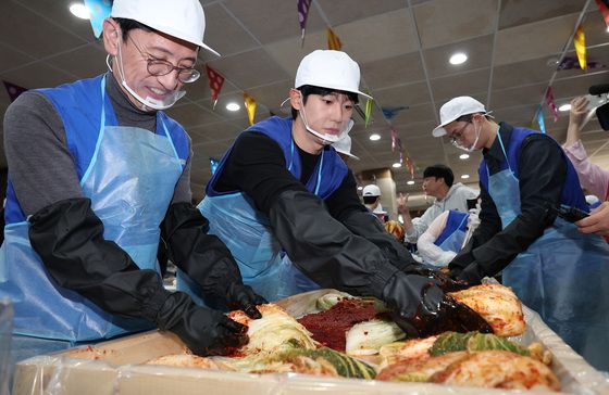 [뉴스1 PICK]'엄친아' 정해인, 취약계층 위해 김장 김치 1500포기 전달