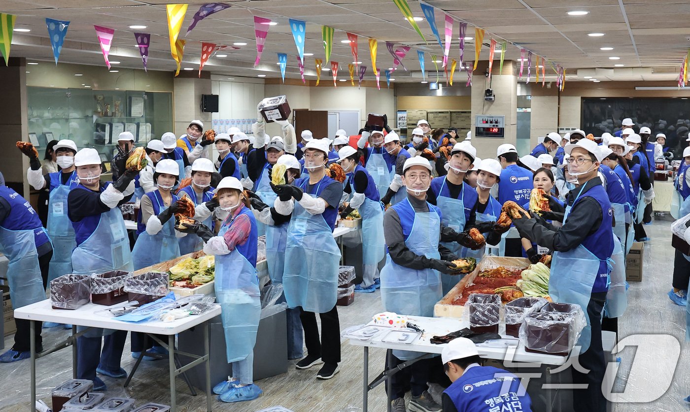 김윤상 기획재정부 2차관과 복권홍보대사 겸 봉사단장 배우 정해인이 30일 서울 동작구 상도종합사회복지관에서 기획재정부 복권위원회와 동행복권·행복공감봉사단이 함께 한 김장 나눔 봉사활동을 하고 있다. 2024.10.30/뉴스1 ⓒ News1 김성진 기자