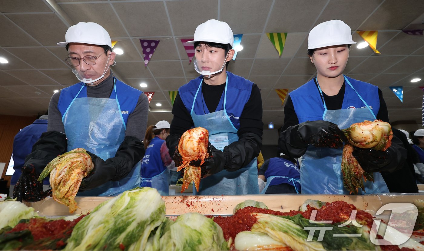 김윤상 기획재정부 2차관과 복권홍보대사 겸 봉사단장 배우 정해인이 30일 서울 동작구 상도종합사회복지관에서 기획재정부 복권위원회와 동행복권·행복공감봉사단이 함께 한 김장 나눔 봉사활동을 하고 있다. 2024.10.30/뉴스1 ⓒ News1 김성진 기자