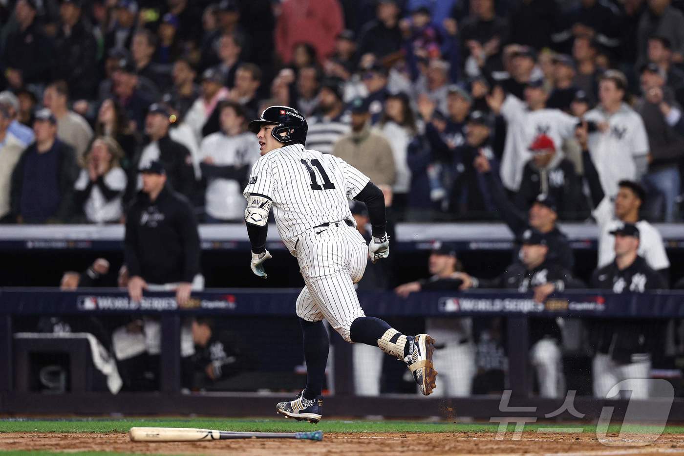 본문 이미지 - 뉴욕 양키스 앤서니 볼피가 LA 다저스와 월드시리즈 4차전에서 3회 역전 만루포를 쏘아 올렸다. ⓒ AFP=뉴스1