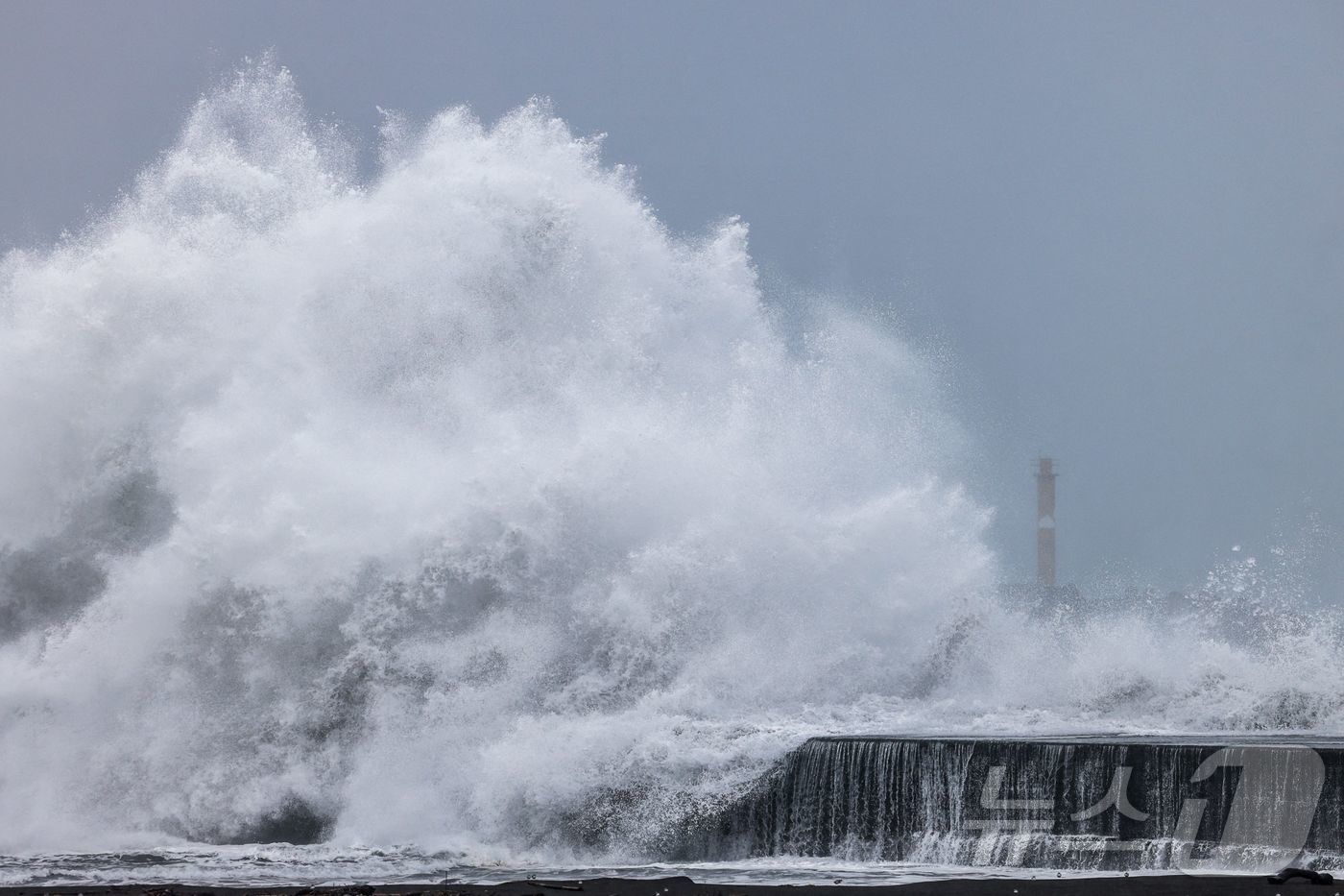 (이란 AFP=뉴스1) 우동명 기자 = 30일(현지시간) 태풍 ‘콩레이’가 접근하는 대만 이란 해변에서 파도가 거세게 일고 있다. 2024.10.30ⓒ AFP=뉴스1