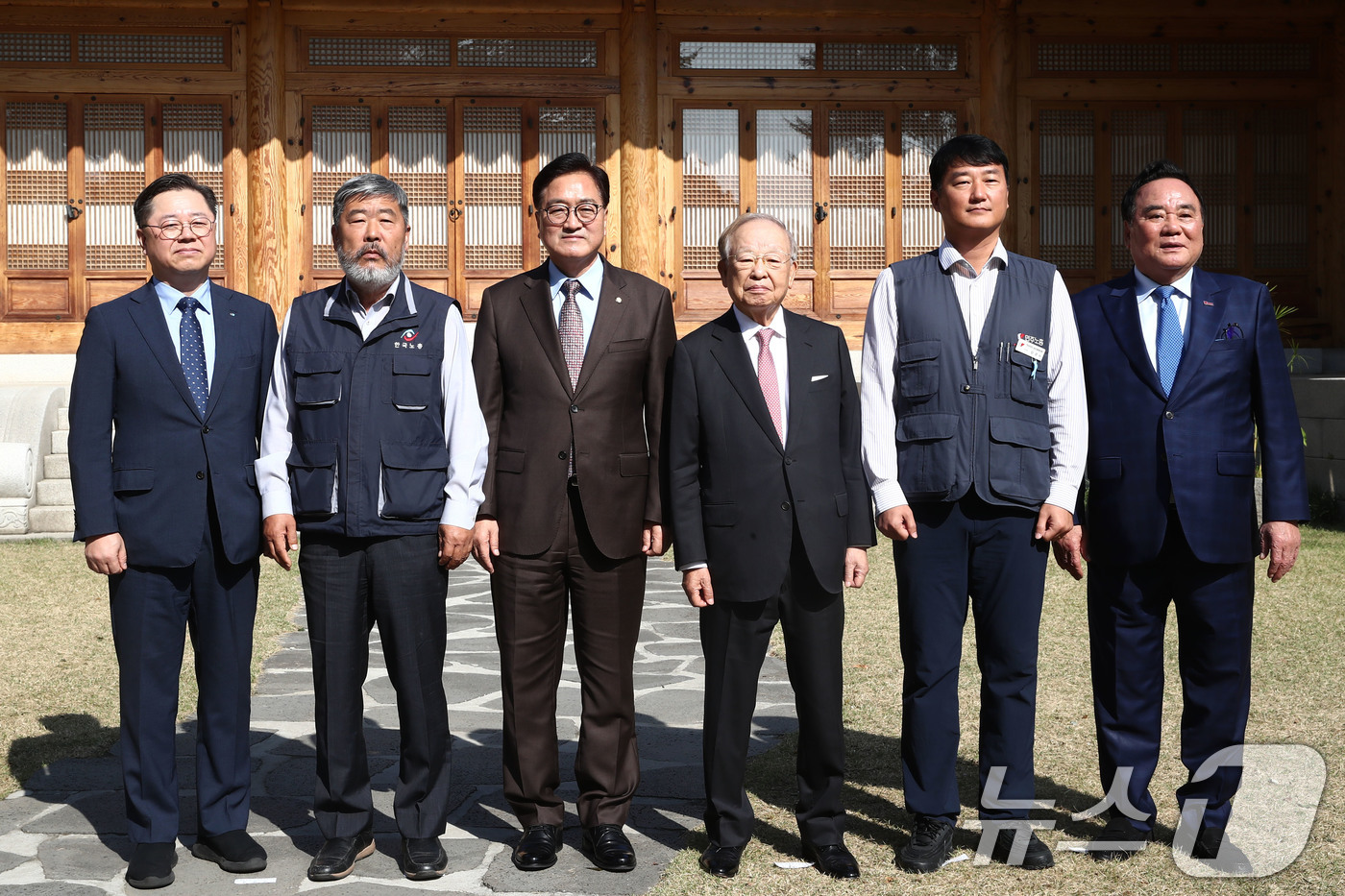 (서울=뉴스1) 이광호 기자 = 우원식 국회의장이 30일 서울 여의도 국회 사랑재에서 열린 국회의 사회적 대화를 위한 국회의장-노사 5단체 대표 오찬 간담회에서 참석자들과 기념촬영 …