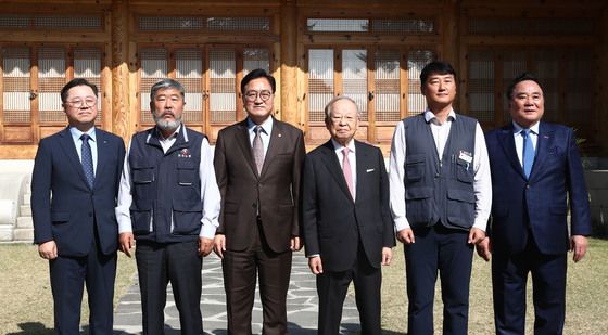 한자리에 선 국회의장과 노사5단체 대표