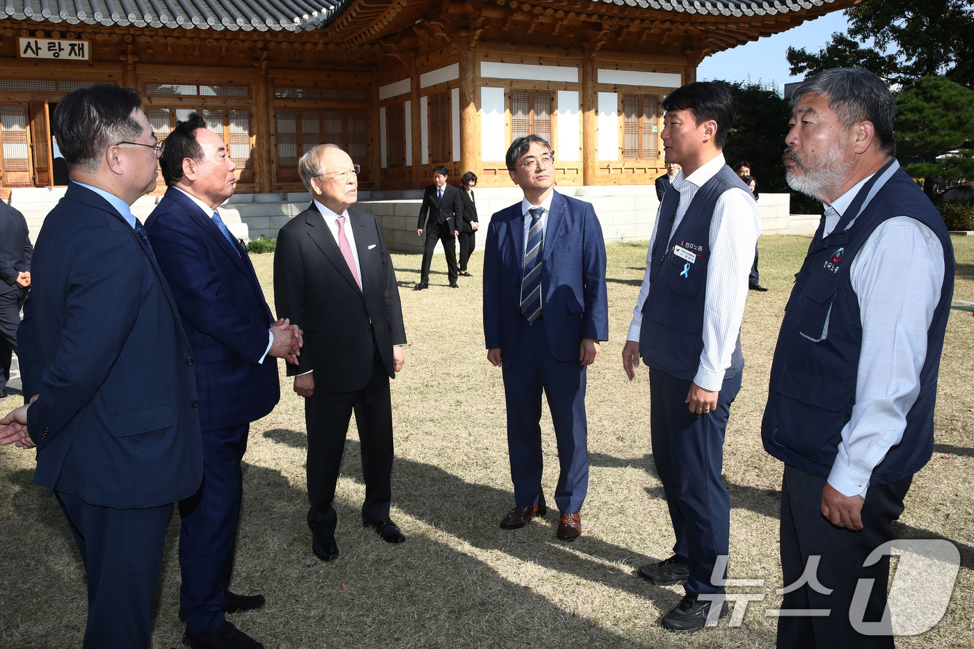 (서울=뉴스1) 이광호 기자 = 손경식 한국경영자총협회 회장이 30일 서울 국회 사랑재에서 열린 국회의 사회적 대화를 위한 국회의장-노사 5단체 대표 오찬 간담회에 앞서 김동명 한 …