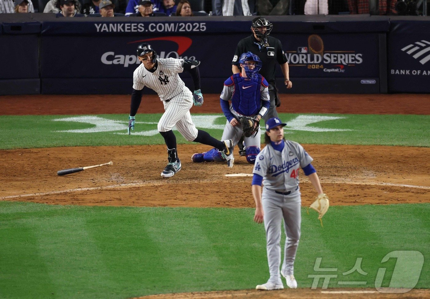 본문 이미지 - 8회 양키스의 애런 저지가 승부에 쐐기를 박는 적시타를 날리는 모습. ⓒ AFP=뉴스1