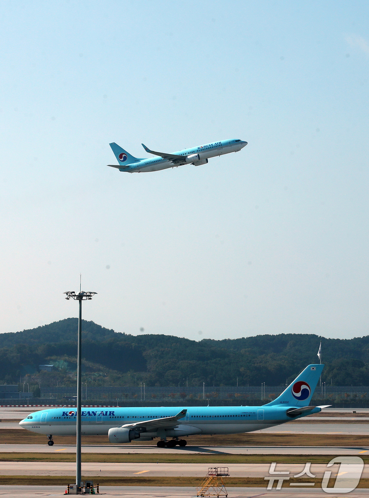 (인천공항=뉴스1) 이승배 기자 = 44회 항공의 날인 30일 인천국제공항 2터미널에서 비행기가 보이고 있다.항공의 날은 대한국민항공사(KNA) 소속 항공기가 서울∼부산 노선을 처 …