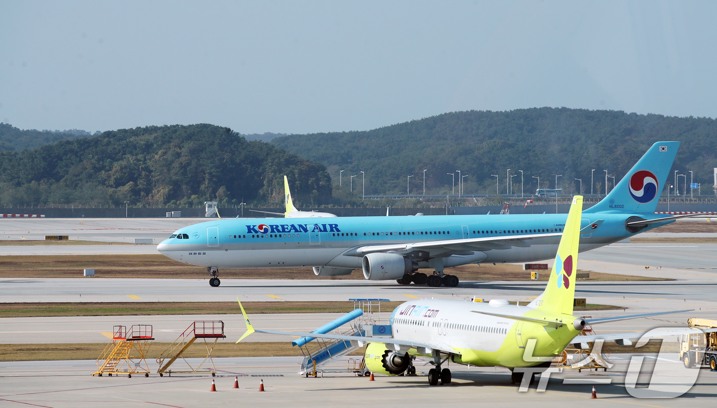 (인천공항=뉴스1) 이승배 기자 = 44회 항공의 날인 30일 인천국제공항 2터미널에서 비행기가 보이고 있다.항공의 날은 대한국민항공사(KNA) 소속 항공기가 서울∼부산 노선을 처 …