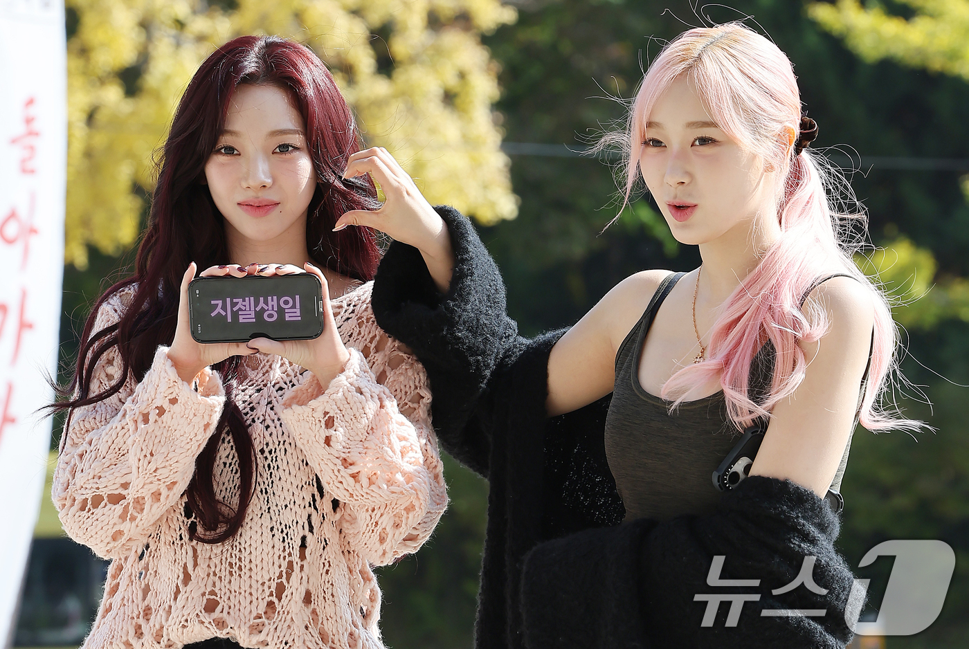 (서울=뉴스1) 김진환 기자 = 에스파 카리나와 지젤(오른쪽)이 '이은지의 가요광장' 출연을 위해  30일 서울 영등포구 여의도 KBS 본관에 도착해 포즈를 취하고 있다. 2024 …