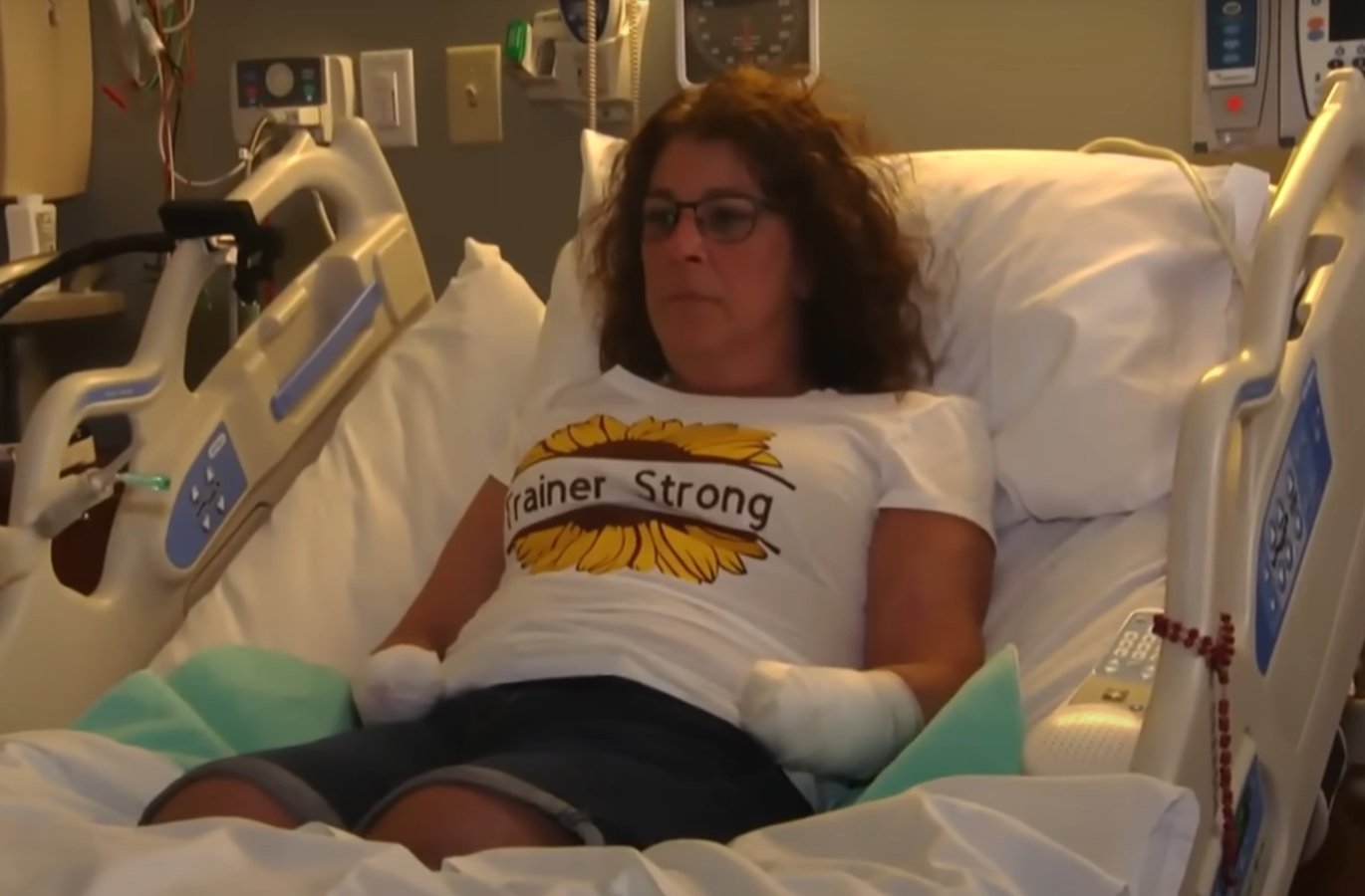 본문 이미지 - 5년 전 캡노사이토파가 박테리아에 감염돼 사지를 절단한 마리 트레이너. 그녀는 당시 인터뷰를 통해 반려견을 여전히 사랑한다고 전한 바 있다. &#40;유튜브 인사이드 에디션 갈무리&#41;ⓒ 뉴스1