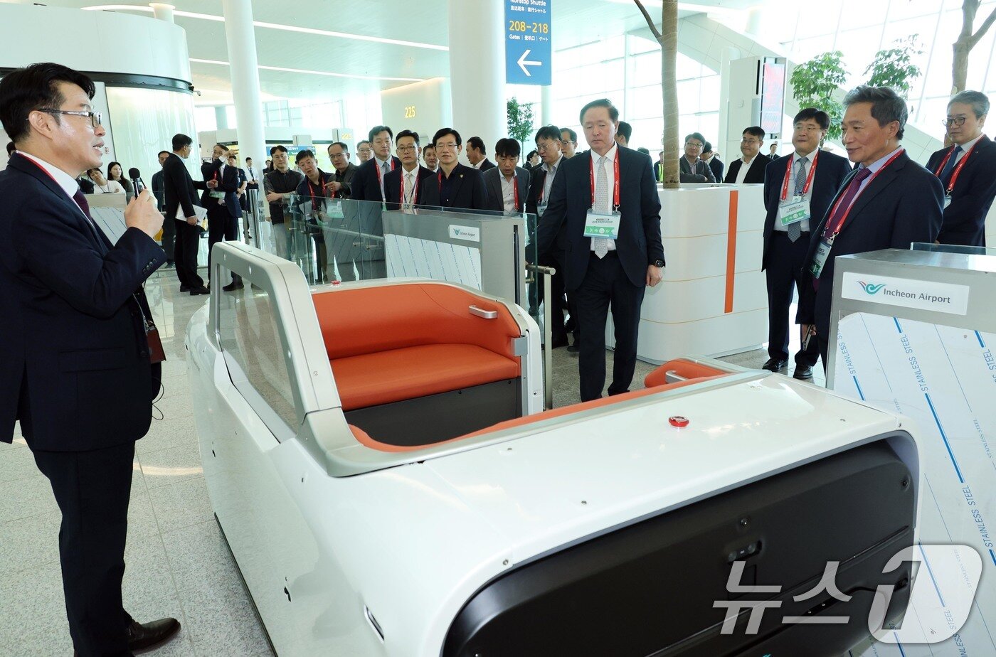 본문 이미지 - 이학재 인천국제공항공사 사장(오른쪽 두 번째)과 참가자들이 30일 인천공항 제2여객터미널에서 출·도착 절차 및 서비스 등 4단계 시설 개장 준비상황을 점검하고 교통약자를 위한 자율주행 시스템을 살펴보고 있다. (공동취재) 2024.10.30/뉴스1 ⓒ News1 이승배 기자