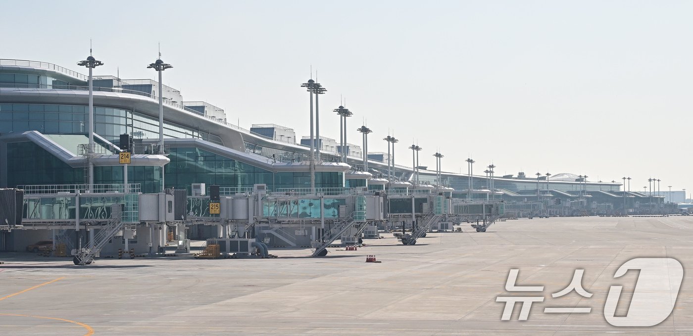 본문 이미지 - 인천공항 제2터미널 확장지역이 보이고 있다. 2024.10.30 (공동취재) 2024.10.30/뉴스1 ⓒ News1 이승배 기자