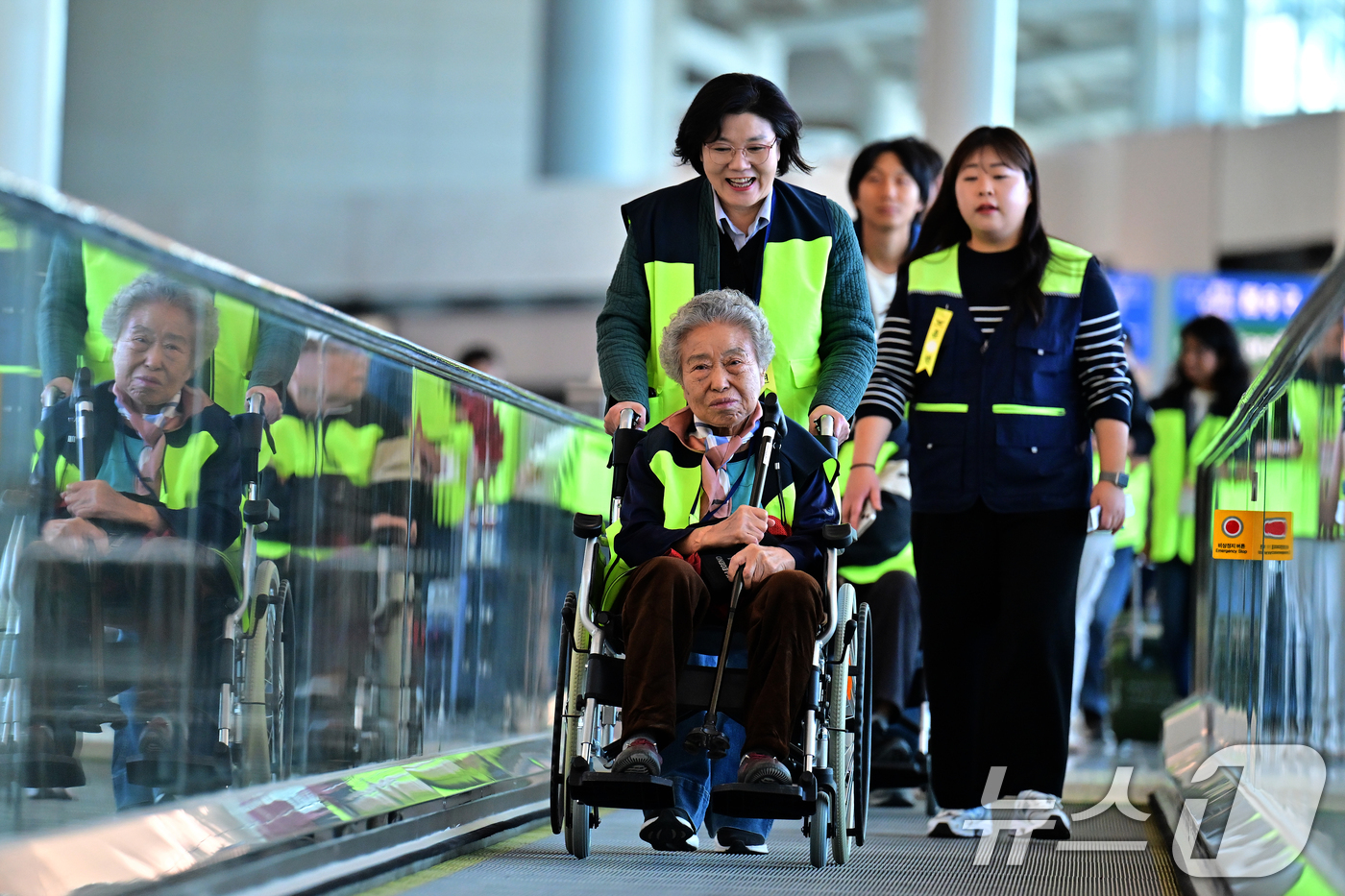 (인천공항=뉴스1) 이승배 기자 = 30일 인천국제공항 제2여객터미널 확장 지역에서 실시된 4단계 시설 개장 준비상황 점검 훈련에 참가한 가상 여객들이 항공기 탑승 시연을 위해 게 …