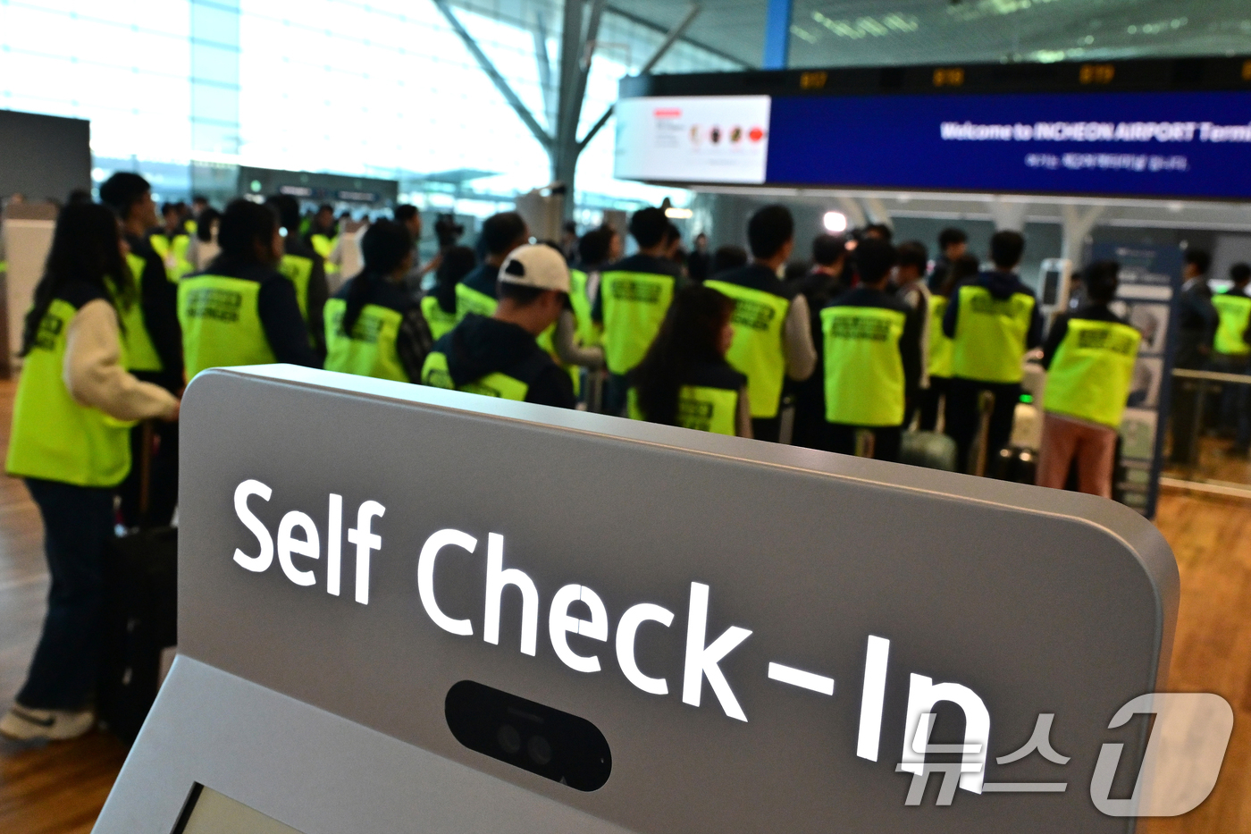 (인천공항=뉴스1) 이승배 기자 = 30일 인천국제공항 제2여객터미널 확장 지역에서 실시된 4단계 시설 개장 준비상황 점검 훈련에 참가한 가상 여객들이 셀프백드랍을 이용해 수하물을 …