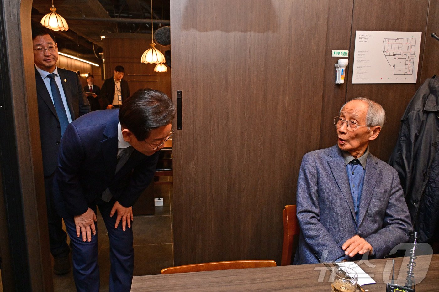 본문 이미지 - 이재명 더불어민주당 대표가 30일 서울 여의도 모처에서 윤여준 전 환경부 장관과 오찬을 갖고 인사하고 있다. (공동취재) 2024.10.30/뉴스1 ⓒ News1 김민지 기자