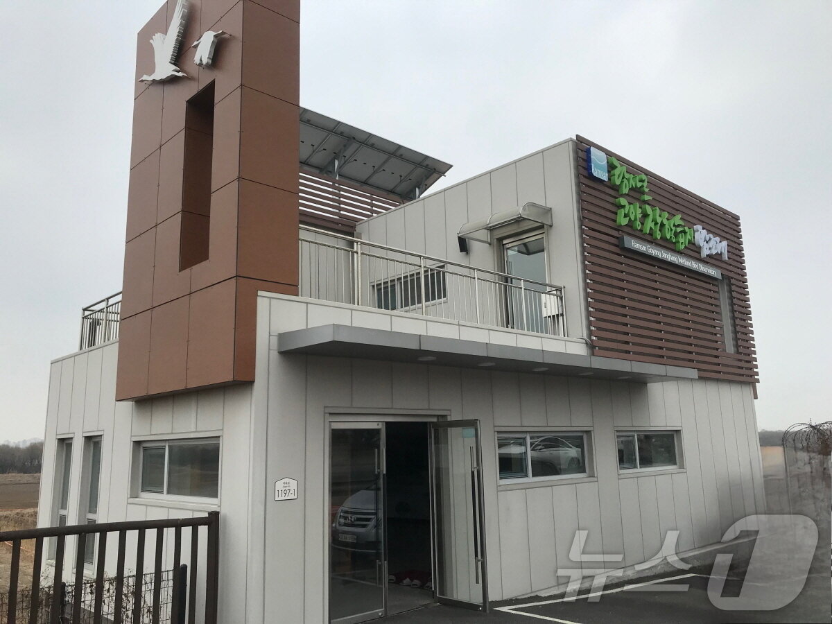본문 이미지 - 고양 장항습지생태관 탐조대. (고양시 제공)
