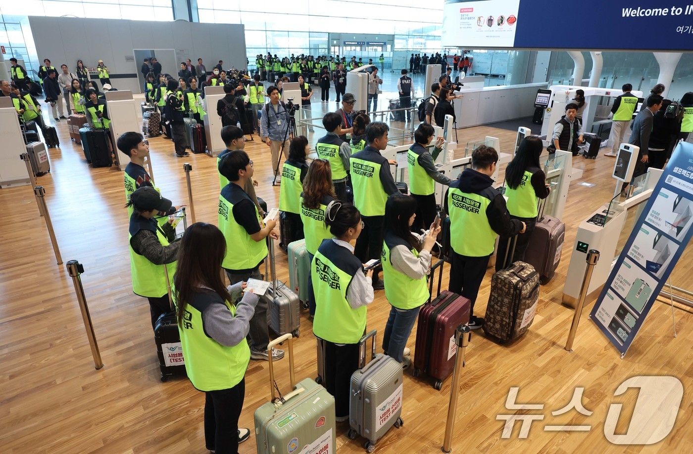 (인천공항=뉴스1) 이승배 기자 = 인천공항 4단계 운영준비 현장점검이 진행된 30일 인천공항 제2여객터미널 확장지역에서 가상 승객들이 셀프 체크인을 하고 있다. (공동취재) 20 …