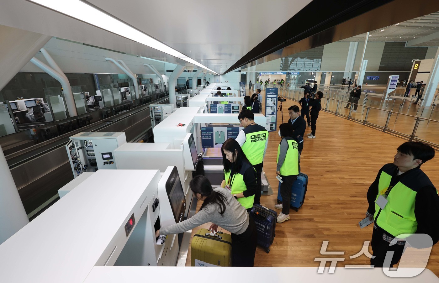 (인천공항=뉴스1) 이승배 기자 = 인천공항 4단계 운영준비 현장점검이 진행된 30일 인천공항 제2여객터미널 확장지역에서 가상 승객들이 셀프 체크인을 하고 있다. (공동취재) 20 …