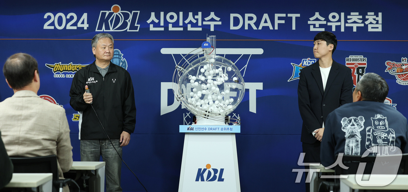 (서울=뉴스1) 장수영 기자 = 유재학 KBL 경기본부장이 30일 오후 서울 강남구 KBL 센터에서 ‘2024 KBL 신인선수 드래프트 순위추첨’을 하고 있다.이번 순위 추첨을 통 …