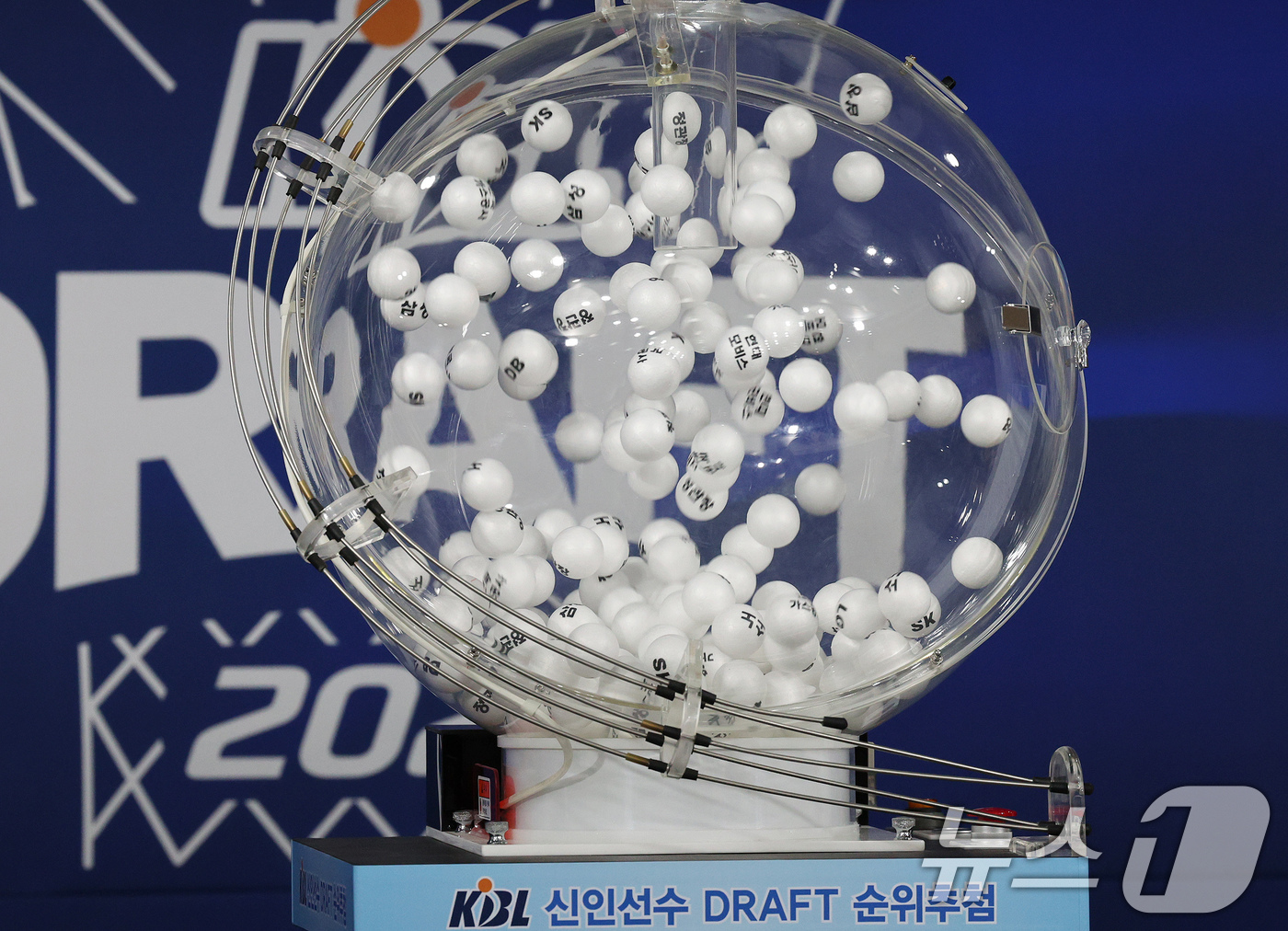 (서울=뉴스1) 장수영 기자 = 30일 오후 서울 강남구 KBL 센터에서 열린 ‘2024 KBL 신인선수 드래프트 순위추첨’에서 추첨기 속 구단별 추첨볼이 섞이고 있다.이번 순위 …