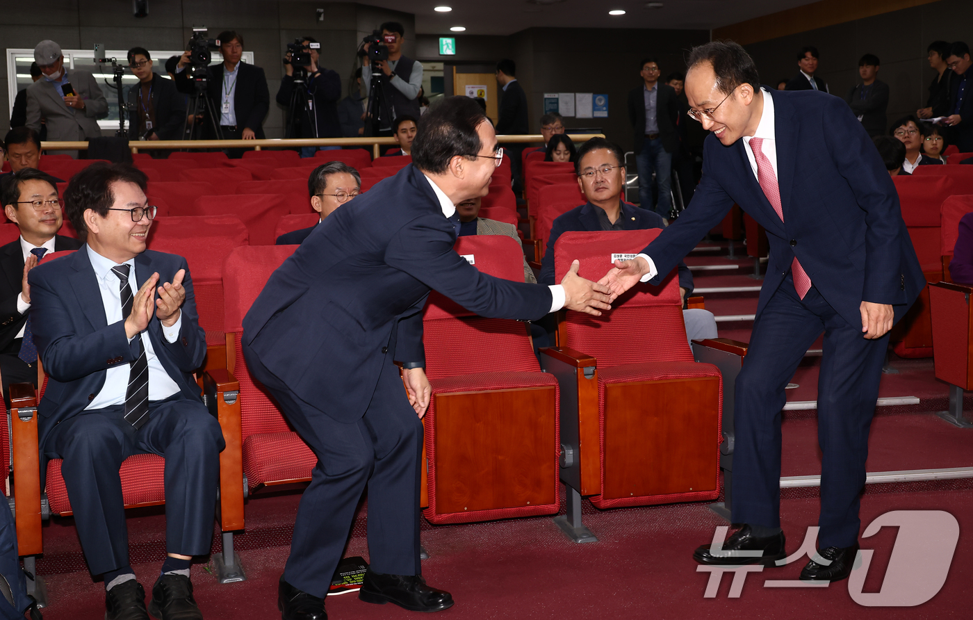 (서울=뉴스1) 김민지 기자 = 추경호 국민의힘 원내대표가 30일 오후 서울 여의도 국회 의원회관에서 열린 '초저출생 예산, 어디에 쓰고 어떻게 마련할까' 여야 공동토론회에 참석하 …