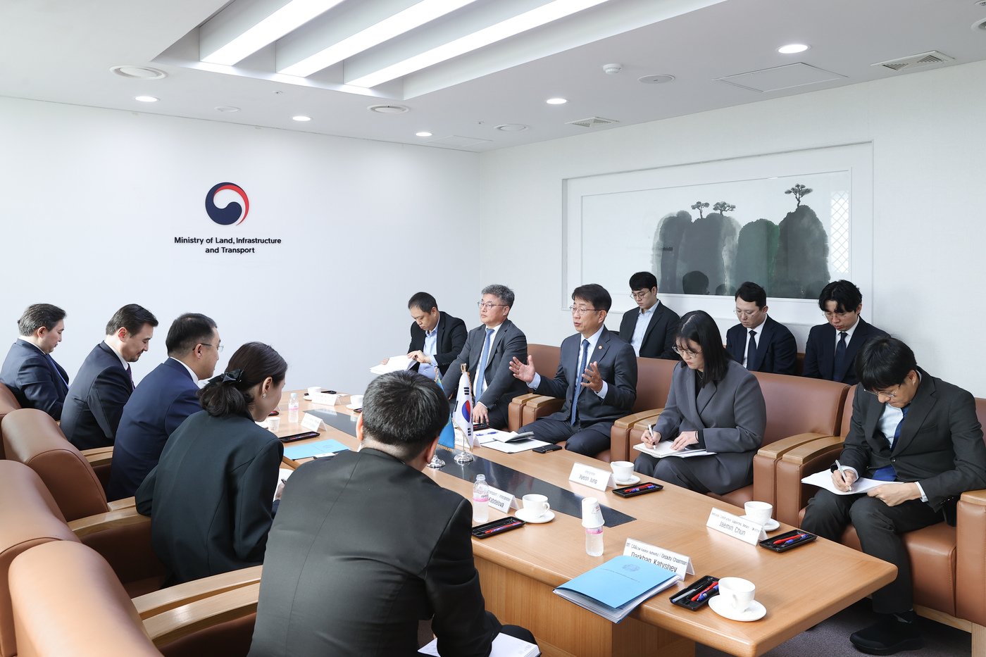 국토교통부는 박상우 국토교통부 장관이 30일 마라트 카라바예프 카자흐스탄 교통부 장관을 만나 UAM 정책을 논의했다고 밝혔다.