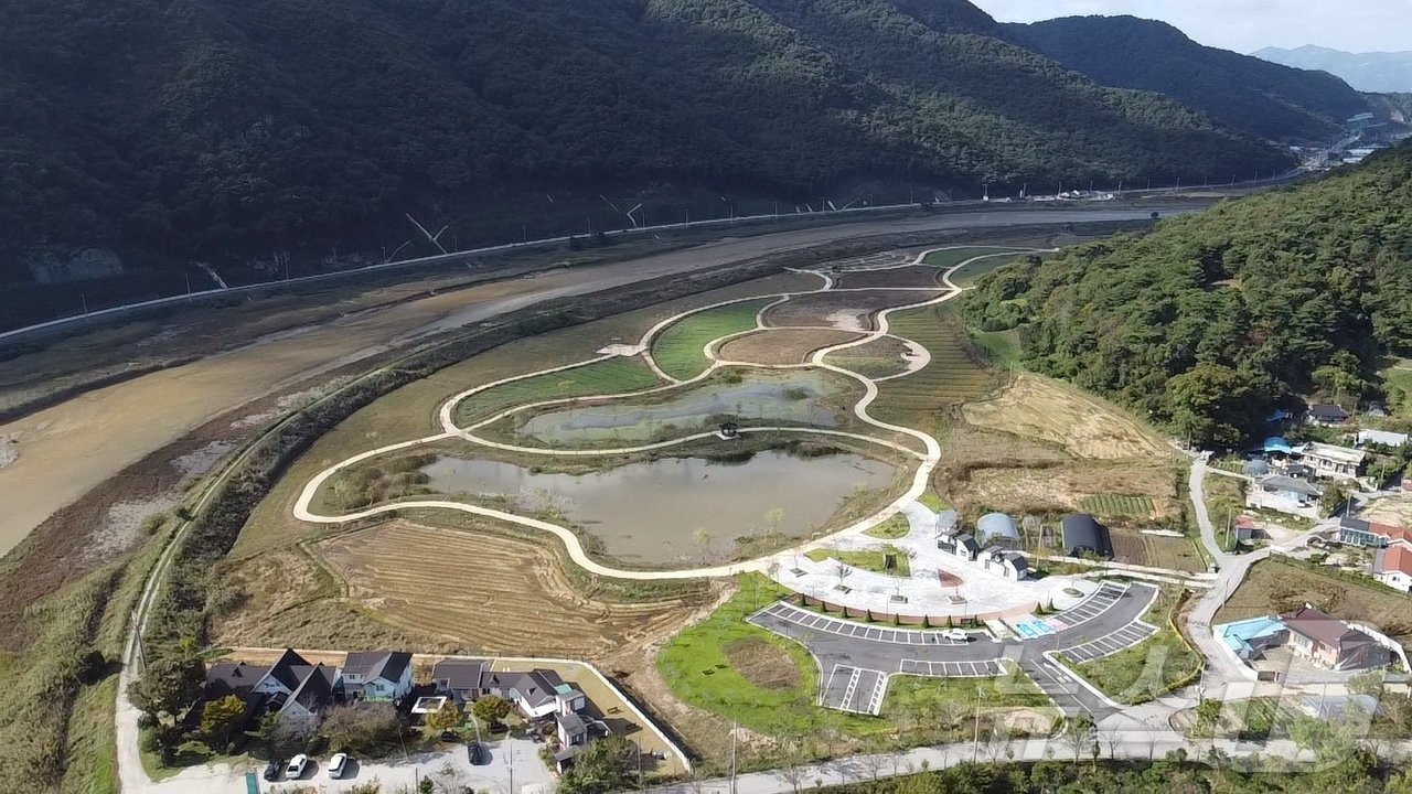  국내 유일 습지생태축인 전북자치도 고창군 인천강의 기수역 훼손지가 복원됐다.&#40;고창군 제공&#41;2024.10.30/뉴스1