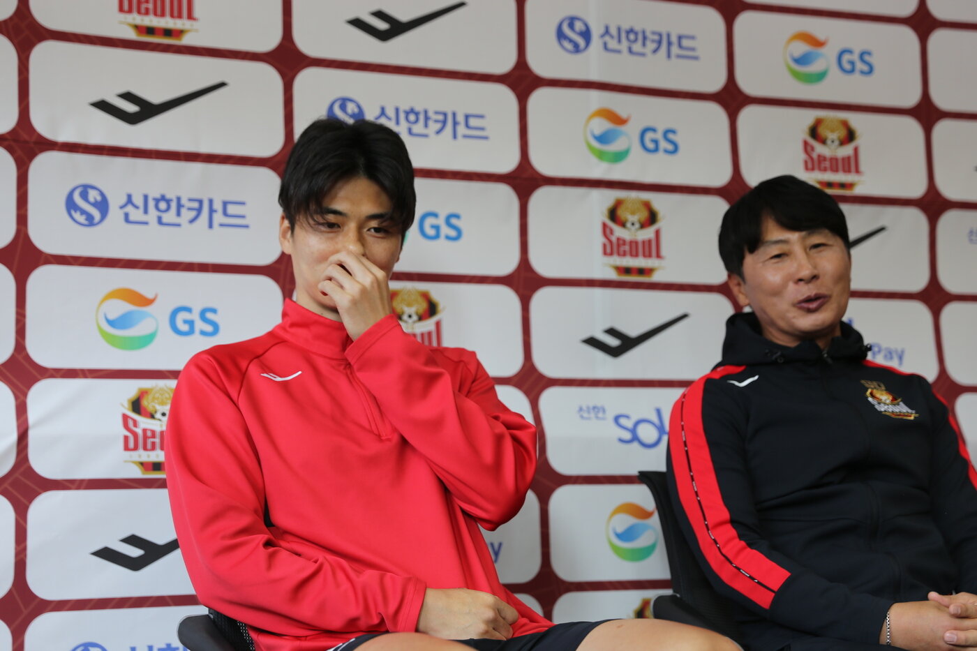 본문 이미지 - 기성용&#40;왼쪽&#41;과 김기동 감독이 30일 경기 구리 GS챔피언스파크에서 진행한 FC서울 미디어데이에 참석했다. &#40;FC서울 제
