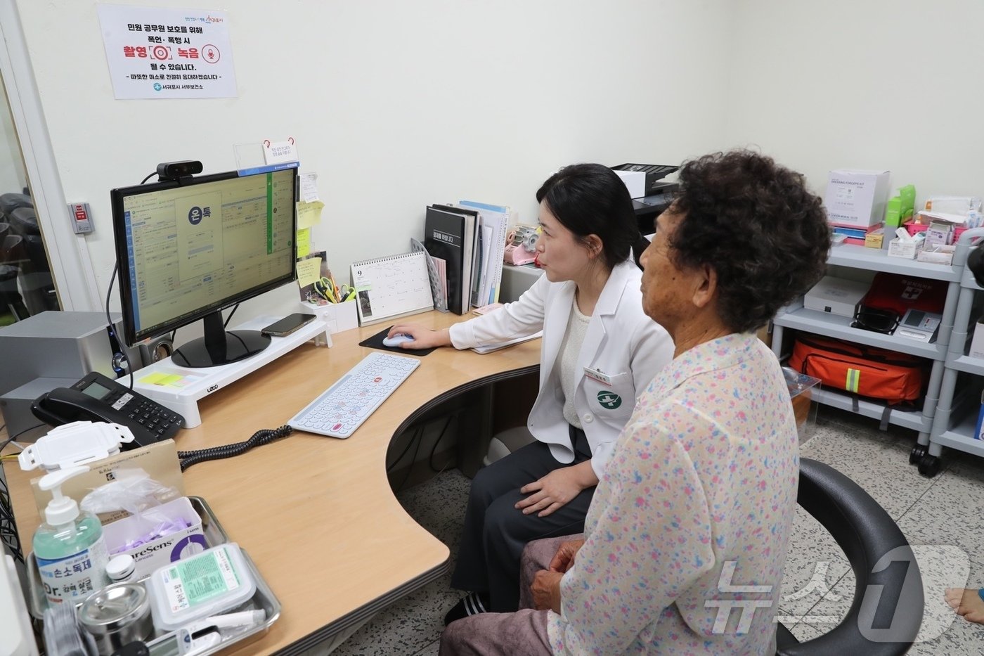 지난달 제주 서귀포시 안덕면 서광서보건진료소에서 이뤄진 원격협진 서비스 현장.&#40;제주도 제공&#41;