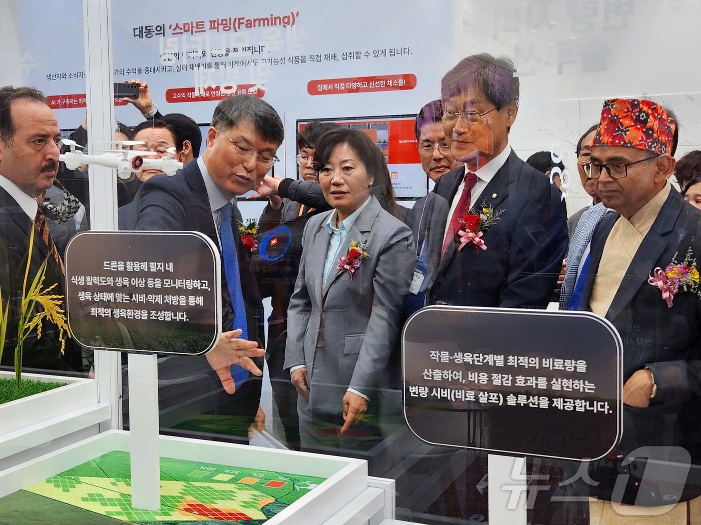본문 이미지 - 30일 대구 엑스코에서 열린 대한민국 국제 농기계자재 박람회(KIEMSTA)의 대동 스마트 파밍 부스를 방문한 송미령 농림축산식품부 장관 2024.10.30. ⓒ News1 이정후 기자