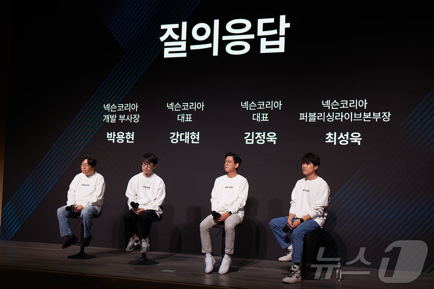 본문 이미지 - 강대현 대표, 김정욱 대표,박용현 개발 부사장, 최성욱 퍼블리싱라이브 본부장이 취재진 질의에 답변하고 있다.&#40;넥슨 제공&#41;