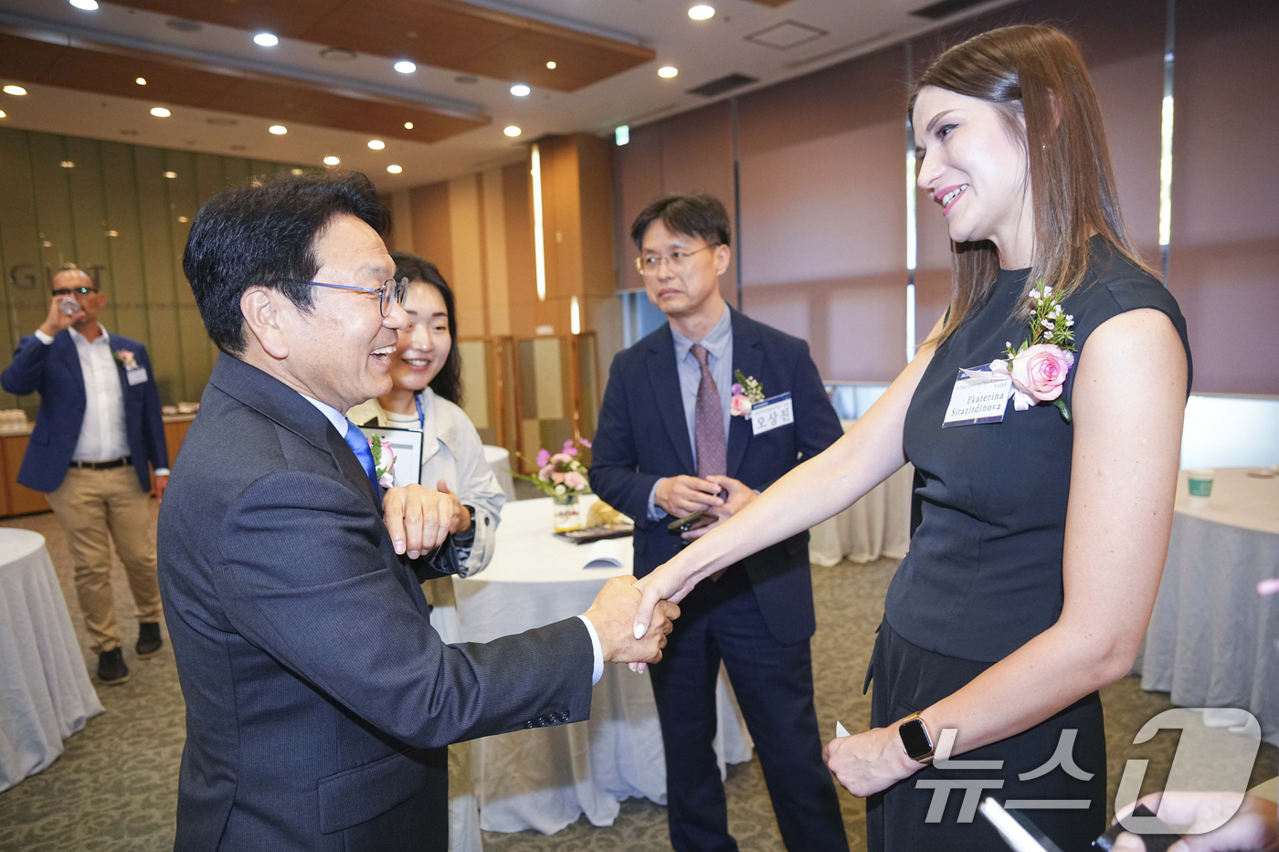 (광주=뉴스1) 박준배 기자 = 강기정 광주시장이 30일 오후 광주과학기술원(GIST) 오룡관에서 열린 글로벌AI컨퍼런스 'AICON 광주 2024 개막식'에 참석해 해외 인공지능 …