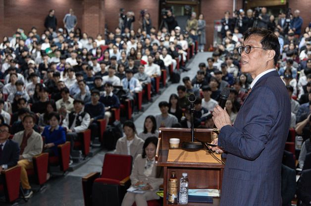 이창용 한은 총재 "로제 '아파트' 뜨는데 집값 오를까 고민"