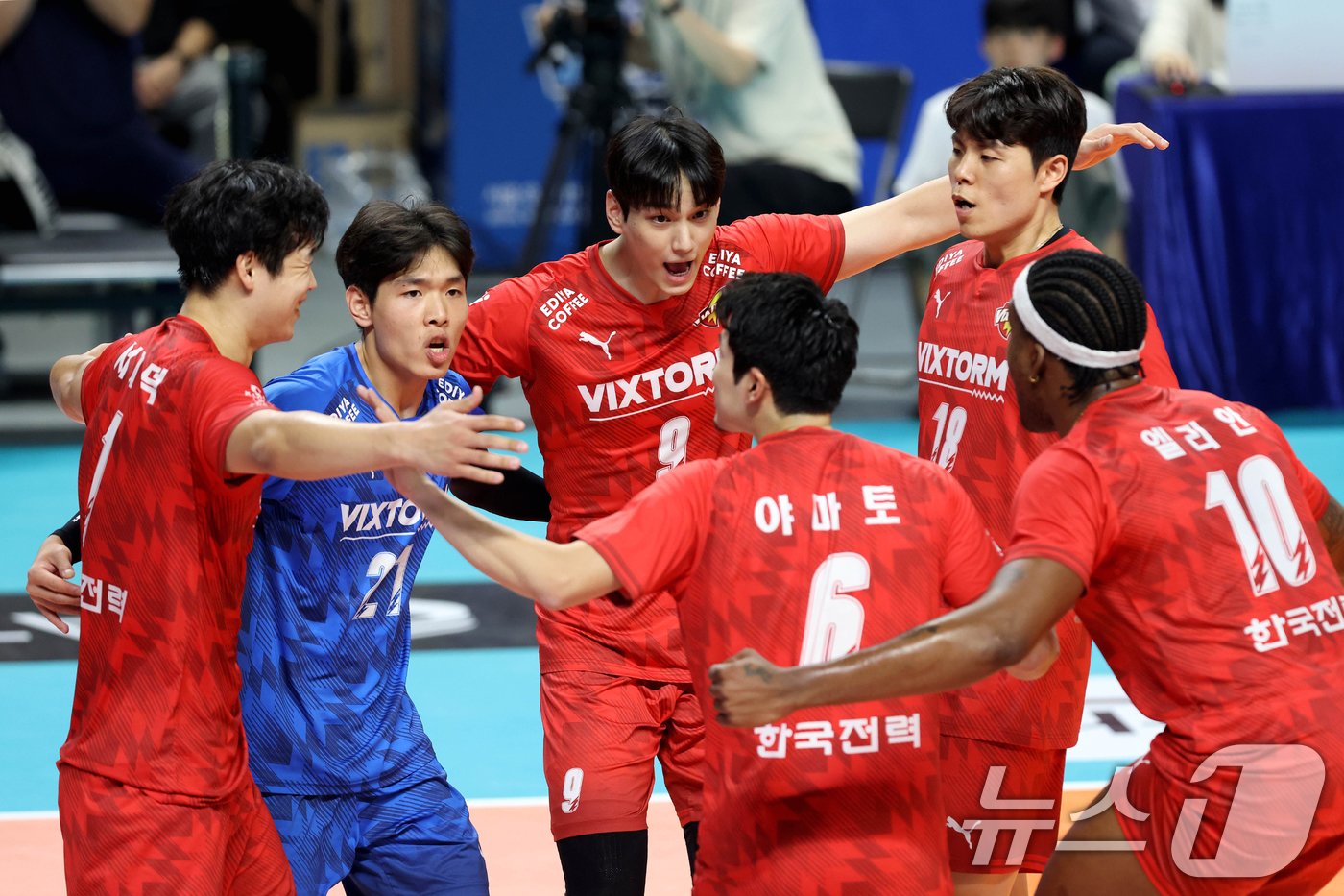 본문 이미지 - 30일 오후 서울 중구 장충체육관에서 열린 '도드람 2024~2025 V리그' 한국전력과 우리카드와의 경기에서 한국전력 선수들이 득점에 성공한 뒤 기뻐하고 있다.(한국전력 배구단 제공) 2024.10.30/뉴스1 ⓒ News1 민경석 기자