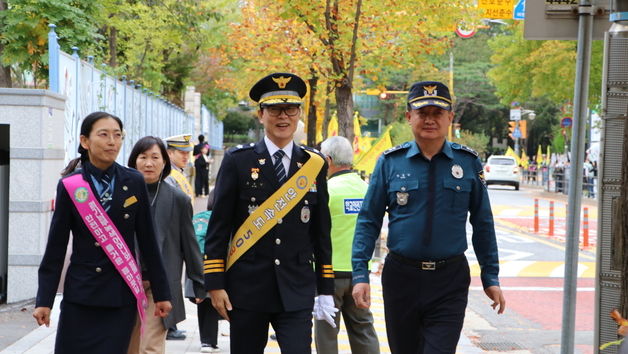 수원남부경찰, '스쿨존 사망사고' 예방 앞장…매현초 교통안전 캠페인 전개