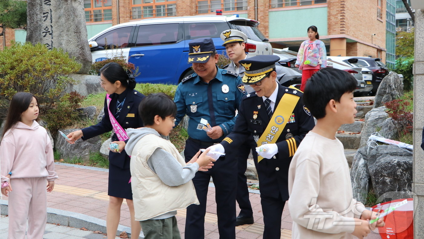 김소년 경기 수원남부경찰서장&#40;사진 가운데&#41;이 최근 영통구 매탄동 매현초등학교에서 &#39;스쿨존 사망사고 예방&#39; 교통 안전 캠페인을 진행하고 있다. &#40;수원남부경찰서 제공&#41; 2024.10.30/뉴스1