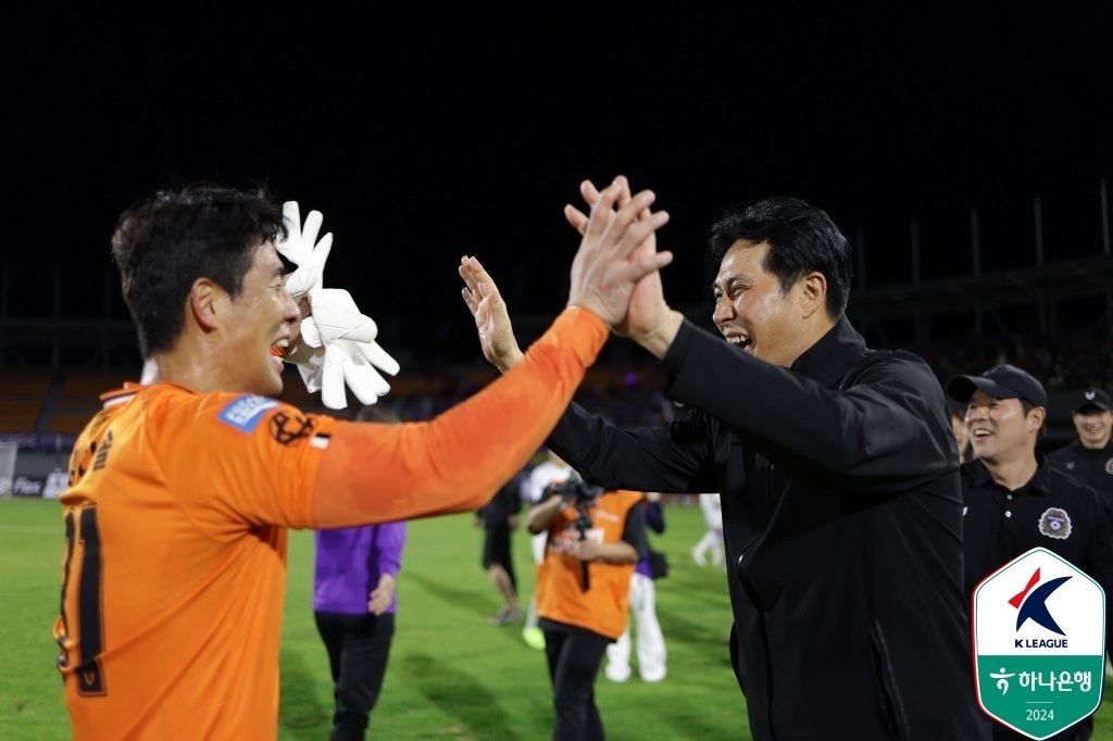 FC안양의 유병훈 감독&#40;오른쪽&#41;. &#40;한국프로축구연맹 제공&#41;