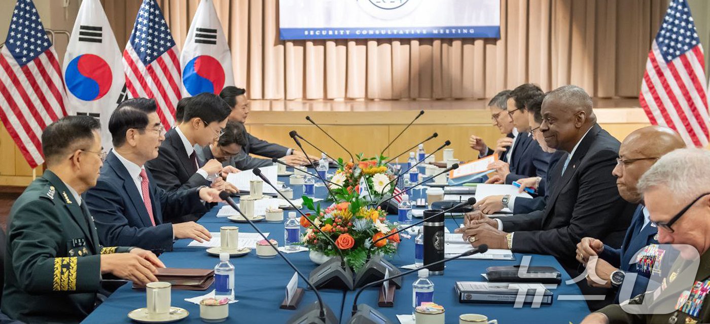 본문 이미지 - 김용현 국방부 장관과 로이드 오스틴 미국 국방장관이 30일(현지시간) 워싱턴DC 펜타곤에서 제56차 한미안보협의회(SCM) 고위급 회담을 갖고 있다.(국방부 제공)2024.10.31/뉴스1 ⓒ News1 민경석 기자