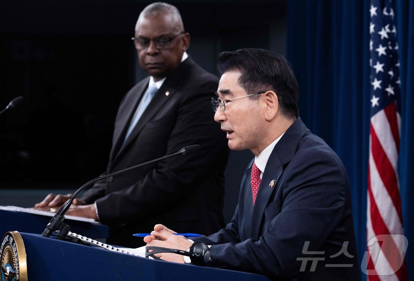 본문 이미지 - 김용현 국방부 장관과 로이드 오스틴 미국 국방장관이 30일(현지시간) 워싱턴DC 펜타곤에서 제56차 한미안보협의회(SCM)를 갖고 공동성명을 발표하고 있다. ⓒ AFP=뉴스1