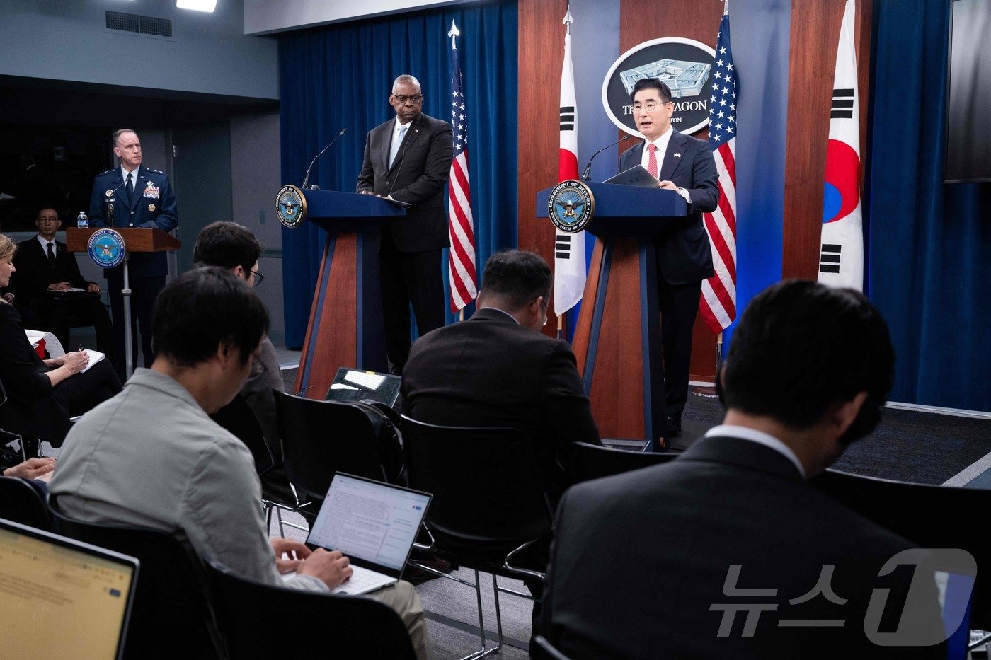 본문 이미지 - 김용현 국방부 장관과 로이드 오스틴 미국 국방장관이 30일(현지시간) 워싱턴DC 펜타곤에서 제56차 한미안보협의회(SCM)를 갖고 공동성명을 발표하고 있다. ⓒ AFP=뉴스1